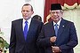 JAKARTA, INDONESIA - SEPTEMBER 30:  Australian Prime Minister Tony Abbott (L) poses for a photo with Indonesian President Susilo Bambang Yudhoyono during a visit at the presidential palace in on September 30, 2013 in Jakarta, Indonesia. Abbott is in Jakarta for two days of discussions with Indonesian President Susilo Bambang Yudhoyono in his first international trip as Prime Minister.  (Photo by Oscar Siagian/Getty Images)