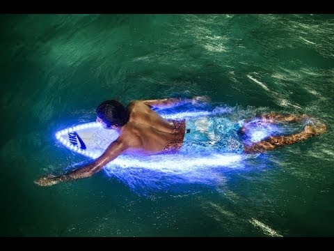 Glow in the dark surfing - Red Bull Surfing Lights