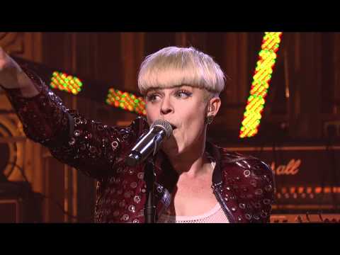 Robyn - Call Your Girlfriend (Live on SNL)