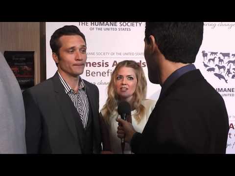 Seamus & Juliana Dever (Castle) Interviewed at 2013 Genesis Awards by HappyCow's Ken Spector