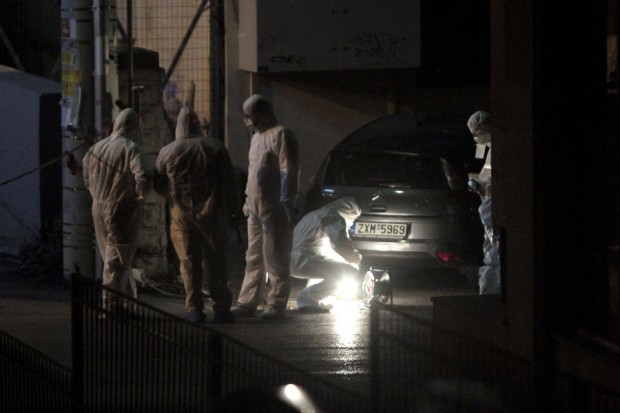 Police investigating at scene of murders in Neo Iraklion, Nov. 1. (Links to story in Greek on tvxs.gr)