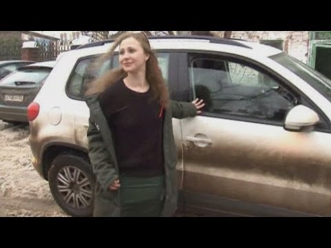 Pussy Riot: Maria Alyokhina freed early from prison in Russia