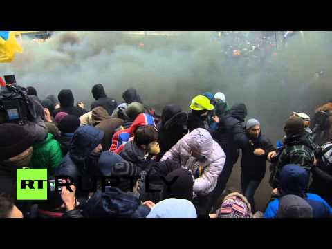 Video: Protesters throw fireworks & stones at police amid massive protests in Kiev