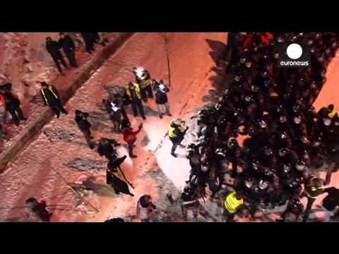 Video: Massive night clashes in Ukraine, police assault on Kiev Independance square