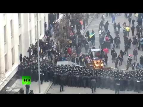 Video: Kiev protesters drive bulldozer towards police cordon