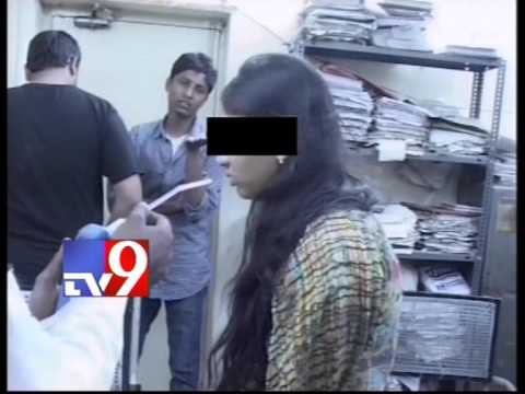 Drunken Ladies hulchul in Hyderabad - Tv9