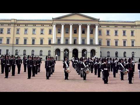 norwegian Soldiers dancing thriller