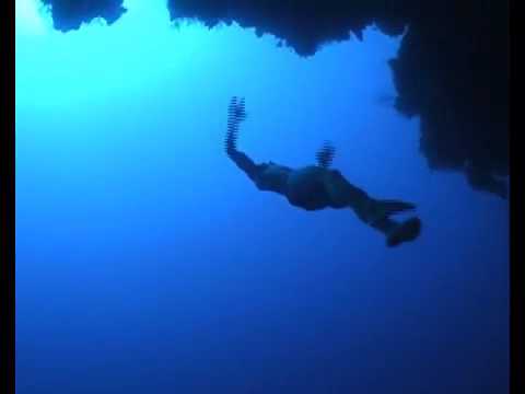 William Trubridge freedives THE ARCH at Blue Hole, Dahab