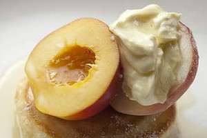 Hotcakes with peaches, citrus syrup and mascarpone.