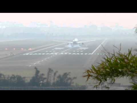 Kaohsiung airport  landing 高雄機場降落奇觀(coolpix p500)