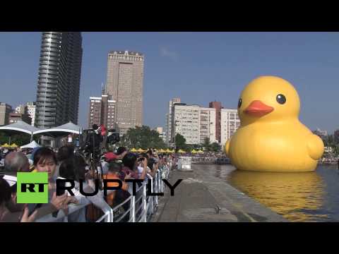 Taiwan: Giant rubber duck makes waves in Kaohsiung