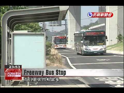 New Taipei residents take advantage of rare freeway bus stop