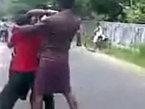 Kerala STREET FIGHT getting nicely thrashed