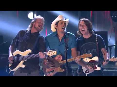 Brad Paisley performs at People's Choice Awards 2014