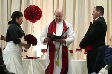 Couple wed in bacon-themed wedding.