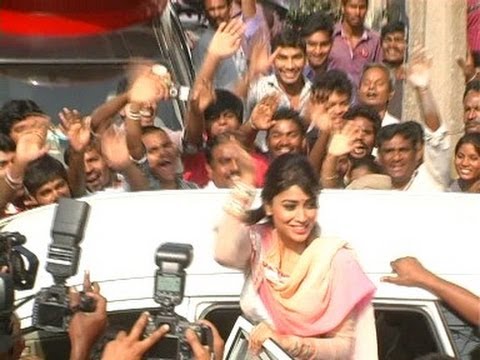 scores of fans, South Indian Film Actor Shriya Saran in Visakhapatnam