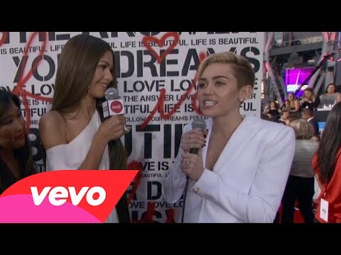 Miley Cyrus - Red Carpet Interview (2013 AMAs)