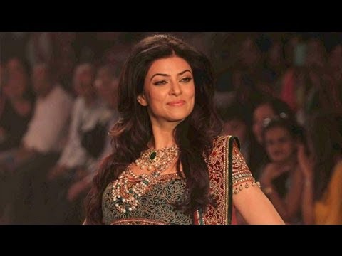 Sushmita Sen Walks Ramp For Charu Jewels Show @ IIJW 2013 !