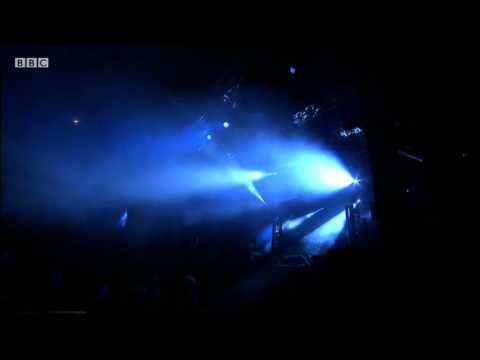 Crystal Castles perform 'Celestica' at Reading Festival 2011 - BBC