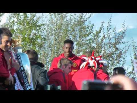 Robin Van Persie dancing to Rio Ferdinand singing - Man U Parade - (part 1 of 2)