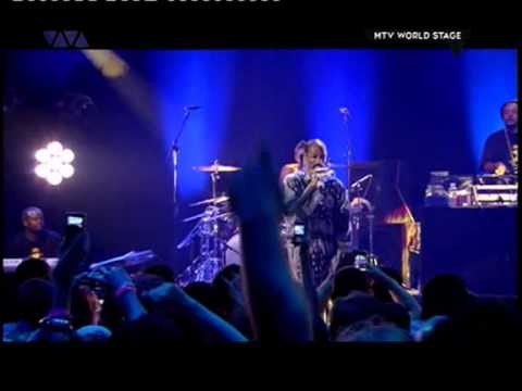 Snoop Dogg & Damon Albarn - Clint Eastwood (Live In London)