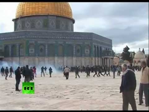 Jerusalem clashes video: Police use flashbangs against Palestinians