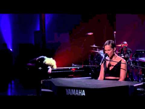 Alicia Keys - Girl On Fire (Live at iTunes Festival 2012)