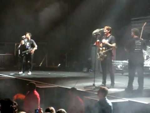 BLINK 182 - MAN OVERBOARD  & BADMOUTHING PETE WENTZ (LIVE)