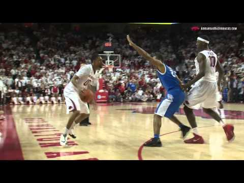 Arkansas takes down Kentucky with a last second dunk by Michael Qualls