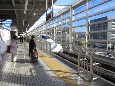 Shinkansen arriving to Kyōto station