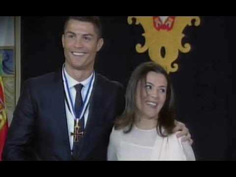 Cristiano Ronaldo e Carla Mouro na condecoração Ordem do Infante D. Henrique em Belém