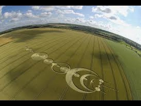 REAL UFOS Filmed Making CROP CIRCLES in Wiltshire, England 07/27/10