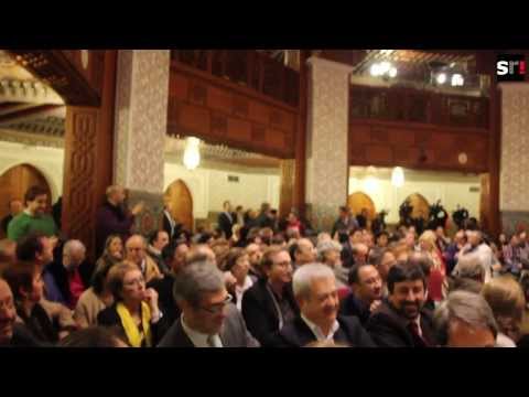 Un señor abronca a Felipe González en la presentación de su libro en Sevilla