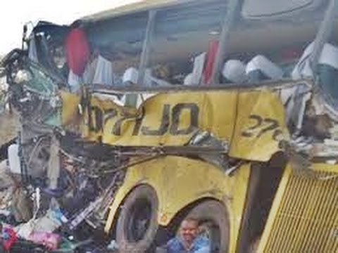 Acidente com ônibus, carreta e trator deixa 14 mortos na Bahia - 27/01/2014.