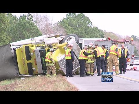 Tractor trailer overturns on I-95