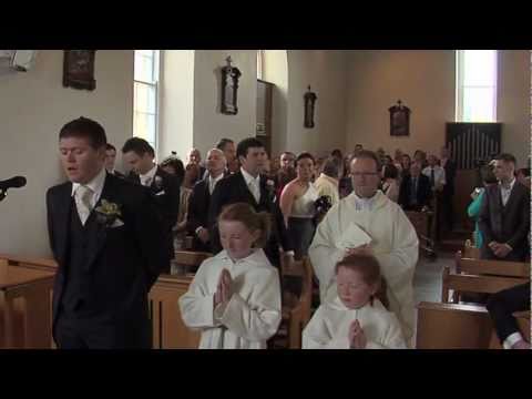 Groom sings bride up the aisle