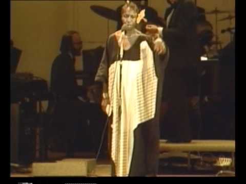 Nina Simone sings Billie Holiday live !