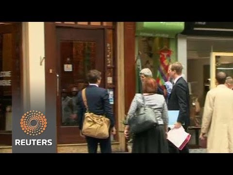 John Kerry visits shops in Hanoi