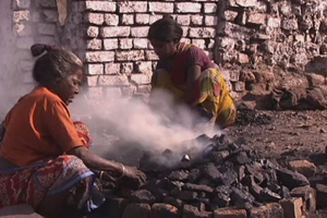 Indians collect coal (Lateline - Michael Edward))