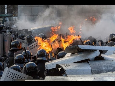 Riots Rekindled: New video of Kiev protesters pelting stones & molotov cocktails at police