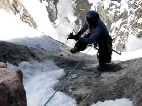 Mountain climber saved at last second from near-fatal fall - Nerve-racking rescue caught on video