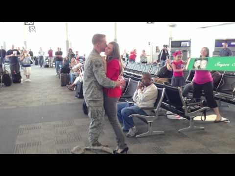 Airman Proposes Upon Returning from Deployment in Middle East