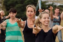 Eighty people rehearsing for the DIY Rainbow Crossings mardi gras float (ABC Sydney: John Donegan)