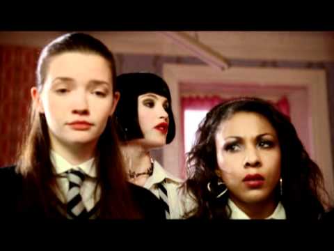 ST TRINIAN'S - Pensionnat de jeunes filles rebelles - bande-annonce