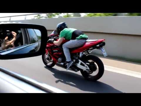 Honda CBR 600 RR vs BMW 740i [1080p]