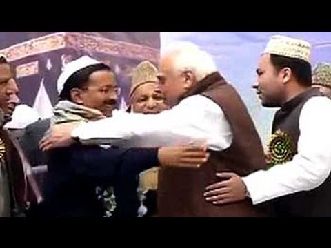 Arvind Kejriwal, Kapil Sibal's 'jhadoo ki jhappi' at Delhi event