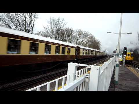 35028 Clan Line zips North thro Purley Oaks. Up VSOE Valentine's Lunch Special. 14-Feb-2012.MOV