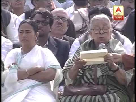 Mahasweta Devi heaps praise on Mamata Banerjee, says she wants to see Mamata PM.