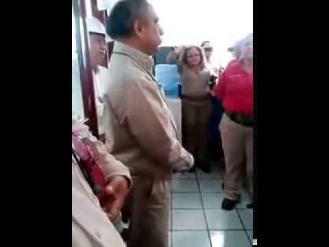 PEMEX - Trabajadores confrontan a su jefe por presencia de extranjeros