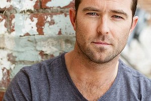 Sullivan Stapleton.